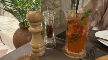 Buzlu ve nane yapraklı taze kokteyl.