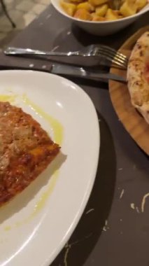 Sebzeli ve peynirli pizza