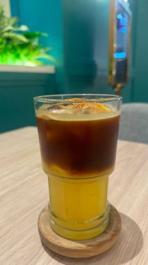 Ahşap arka planda kahve fincanı ve çay