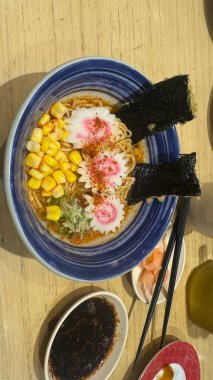 Deniz mahsullü Japon eriştesi, sebze, yumurta ve pilav.