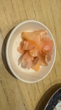 Tüm suşi çeşitleri beyaz tabakta yemeye hazır.