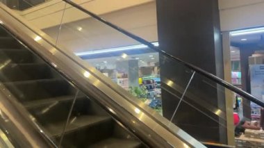 Modern bir otelin içinde.