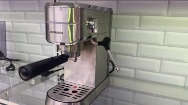 Modern mutfakta kahve öğütücüsü