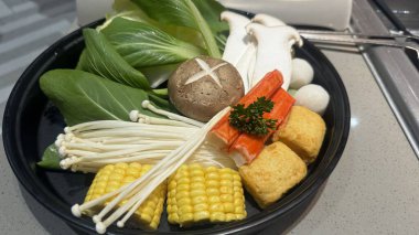 Somon ve sebzeli taze salata.