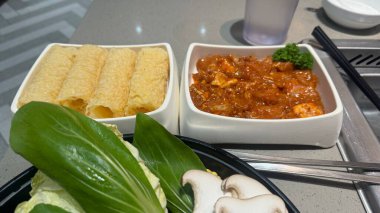 Lezzetli Asya yemeklerinin yakın görüntüsü