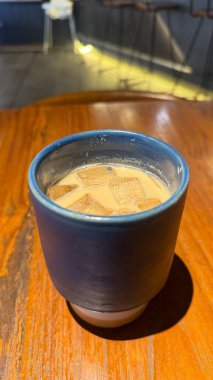 Bir fincan kahve, bir kaşık ve bir bardak süt.