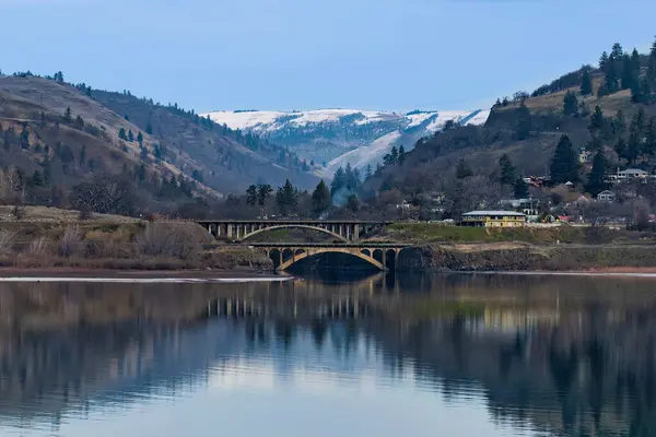 Řeka Columbia Odráží Krásu Mostů Hor Údolí Lyle — Stock fotografie