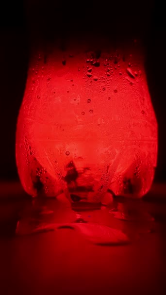 Burbujas Que Salen Del Agua Soda Efecto Luz Roja — Vídeos de Stock