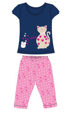 Pembe kedisi olan tatlı bir kız.