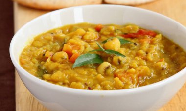 Lezzetli fasulye ve mercimek güveci.