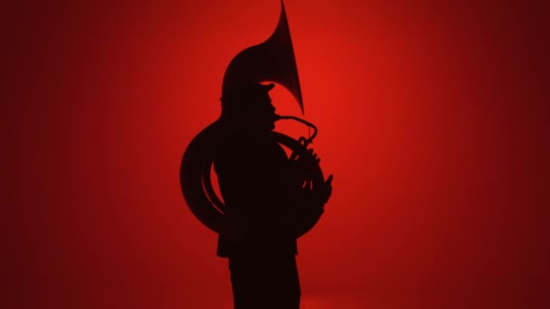Профиль Тени Элегантно Одетого Музыканта Играющего Тромбоне Счастливо Танцующего Красном — стоковое видео