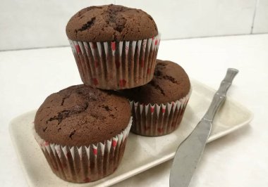 Çikolata parçacıklı ve üzümlü kek.