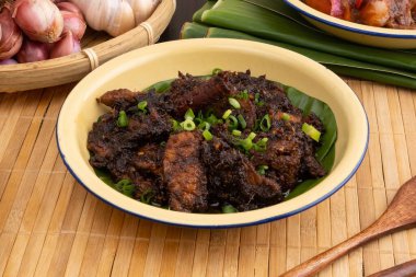 Masak Hitam 'ı soğanla kafeslemek