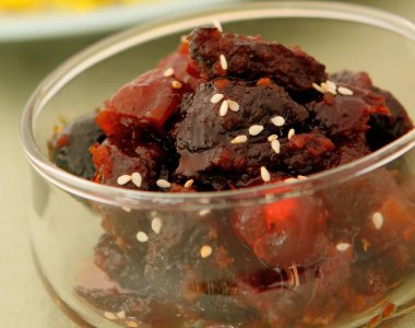 Şeffaf kaseli kurutulmuş meyve arabası.