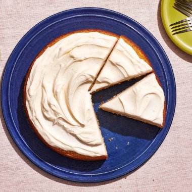 Vanilya 'nın en kolay doğum günü pastası mavi bir tabakta servis edilir.