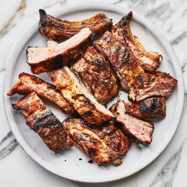 Izgara kaburga, beyaz tabakta servis edilir.