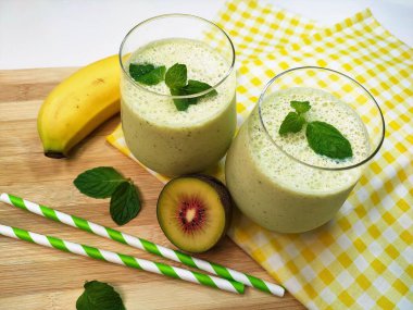 sağlıklı yeşil smoothie, üst görünüm