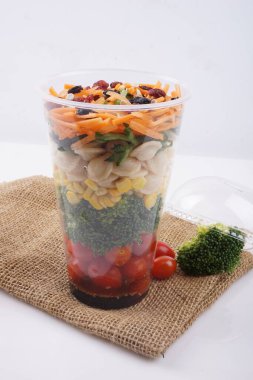 Kavanoz kenarında salata