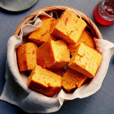 Ev yapımı tatlı patates mısır ekmeği.