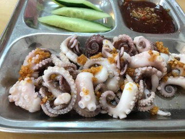 Teow Chew stili haşlanmış ahtapot sarımsak yağı ve yanında baharatlı fıstık sosu.