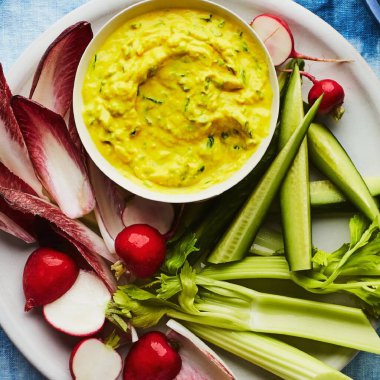 Ev yapımı zerdeçal yoğurdu.