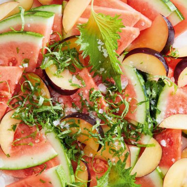 Karpuz, karpuz, erik ve tuz.