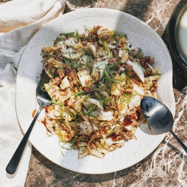 Tavuk ve lahana kızartması.