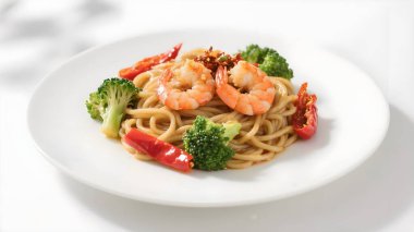 Kızarmış karidesi spagetti ve sebzeyle karıştır.