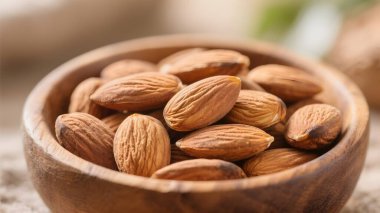 Çiğ organik kabuklu bademler atıştırmaya hazır.