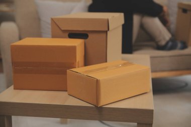 Güzel, genç ve aşık bir çift yeni dairelerine taşınırken karton kutulardan bir şeyler çıkarırken eğleniyorlar.