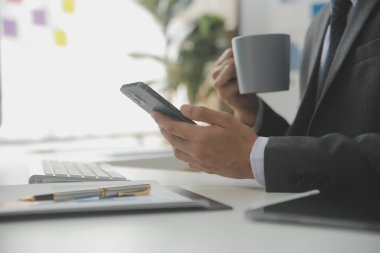 Hesap makinesi ve dizüstü bilgisayarı kullanarak ahşap masa, vergi, muhasebe, istatistik ve analitik araştırma konseptine matematik finansmanı sağlayan İş kadını kapat