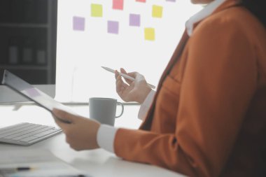 Hesap makinesi ve dizüstü bilgisayarı kullanarak ahşap masa, vergi, muhasebe, istatistik ve analitik araştırma konseptine matematik finansmanı sağlayan İş kadını kapat