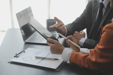 Girişimciler ve iş adamları modern toplantı odasında konferans veriyor, mutlu çok ırklı iş arkadaşları ofis toplantısında işbirliği yaparken eğleniyor, Asyalı takım çalışması konsepti