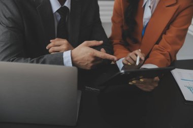 Girişimciler ve iş adamları modern toplantı odasında konferans veriyor, mutlu çok ırklı iş arkadaşları ofis toplantısında işbirliği yaparken eğleniyor, Asyalı takım çalışması konsepti