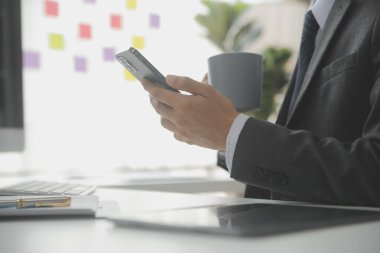 Hesap makinesi ve dizüstü bilgisayarı kullanarak ahşap masa, vergi, muhasebe, istatistik ve analitik araştırma konseptine matematik finansmanı sağlayan İş kadını kapat