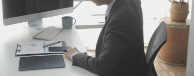 Hesap makinesi ve dizüstü bilgisayarı kullanarak ahşap masa, vergi, muhasebe, istatistik ve analitik araştırma konseptine matematik finansmanı sağlayan İş kadını kapat