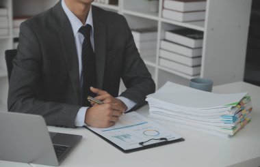 Genç Asyalı iş adamlarından oluşan bir grup. Yaratıcı iş adamı. Başarılı bir iş ortağı olmaktan mutluluk duyarlar..