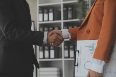 İş birleşme ve satın alma, başarılı müzakere, tokalaşma, ortaklık ve iş anlaşması konseptine ortak olmak için iki iş adamı el sıkışması.