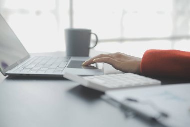 Girişimciler ve iş adamları modern toplantı odasında konferans veriyor, mutlu çok ırklı iş arkadaşları ofis toplantısında işbirliği yaparken eğleniyor, Asyalı takım çalışması konsepti
