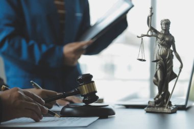 İşletme ve avukatlar ofiste yüksek rütbeli avukatlarla sözleşme belgelerini tartışıyorlar. Hukuk, hukuk hizmetleri, danışmanlık, adalet ve hukuk konsepti film tahıl etkisi ile resim