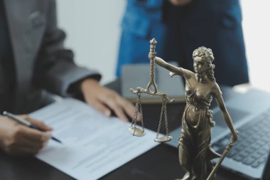 İşletme ve avukatlar ofiste yüksek rütbeli avukatlarla sözleşme belgelerini tartışıyorlar. Hukuk, hukuk hizmetleri, danışmanlık, adalet ve hukuk konsepti film tahıl etkisi ile resim