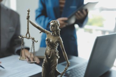 İşletme ve avukatlar ofiste yüksek rütbeli avukatlarla sözleşme belgelerini tartışıyorlar. Hukuk, hukuk hizmetleri, danışmanlık, adalet ve hukuk konsepti film tahıl etkisi ile resim