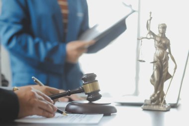 İşletme ve avukatlar ofiste yüksek rütbeli avukatlarla sözleşme belgelerini tartışıyorlar. Hukuk, hukuk hizmetleri, danışmanlık, adalet ve hukuk konsepti film tahıl etkisi ile resim