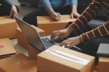 İş kadını küçük işletme girişimcisi KOBİ 'nin başarısını başlatır. Çevrimiçi Paket dağıtımı için evde çalışan serbest çalışan kadın. KOBİ ve ambalaj teslimat kavramı