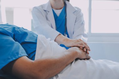 Asyalı kadın doktorlar hastanın elini tutarlar ve hasta sağlığını kontrol ederken ona tıbbi tavsiyelerde bulunurlar. Bakım ve şefkat kavramı, doğum öncesi bakım, kürtaj tehdidi