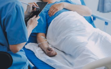 Asyalı kadın doktorlar hastanın elini tutarlar ve hasta sağlığını kontrol ederken ona tıbbi tavsiyelerde bulunurlar. Bakım ve şefkat kavramı, doğum öncesi bakım, kürtaj tehdidi