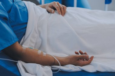 Asyalı kadın doktorlar hastanın elini tutarlar ve hasta sağlığını kontrol ederken ona tıbbi tavsiyelerde bulunurlar. Bakım ve şefkat kavramı, doğum öncesi bakım, kürtaj tehdidi