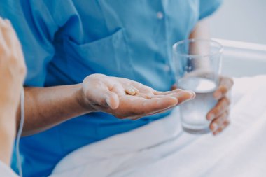 Asyalı kadın doktorlar hastanın elini tutarlar ve hasta sağlığını kontrol ederken ona tıbbi tavsiyelerde bulunurlar. Bakım ve şefkat kavramı, doğum öncesi bakım, kürtaj tehdidi