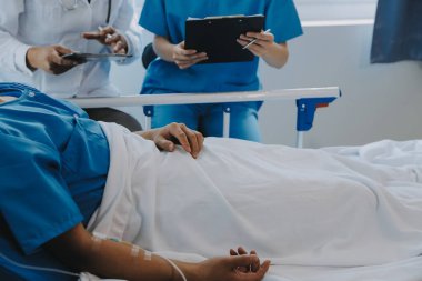 Asyalı kadın doktorlar hastanın elini tutarlar ve hasta sağlığını kontrol ederken ona tıbbi tavsiyelerde bulunurlar. Bakım ve şefkat kavramı, doğum öncesi bakım, kürtaj tehdidi