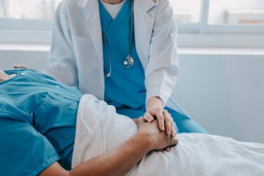 Kırık bilek ve kol bandaj ile hastane ofis veya acil servis hasta gösteren doktor yaralandı. Burkulma, stres kırığı veya rutin zorlanma yaralanması elinde. Hemşire yardımcı müşteri. İlk yardım.